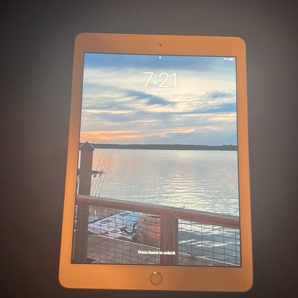 Ipad A 10.2-inch Retina
display with True
Tone for incredible
detail vivid color